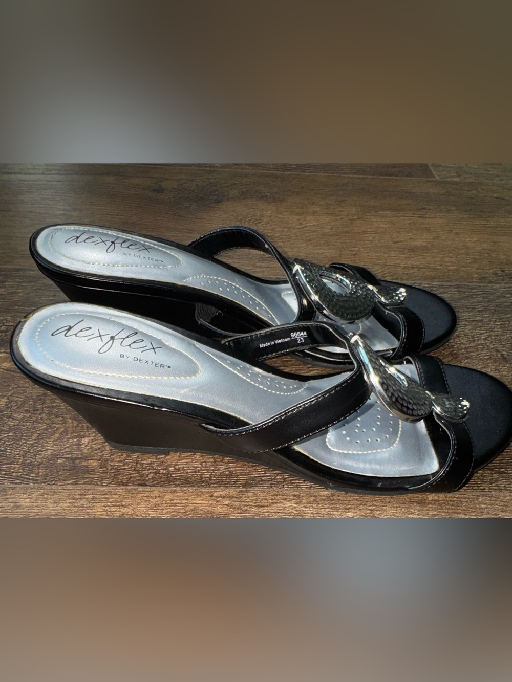DexFlex by Dexter Black Slingback Comfort Sandals Size 8 Silver Disc Low Heel - Picture 4 of 8